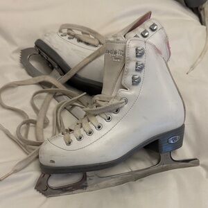 Riedel White Figure Ice Skates with Pink Lining